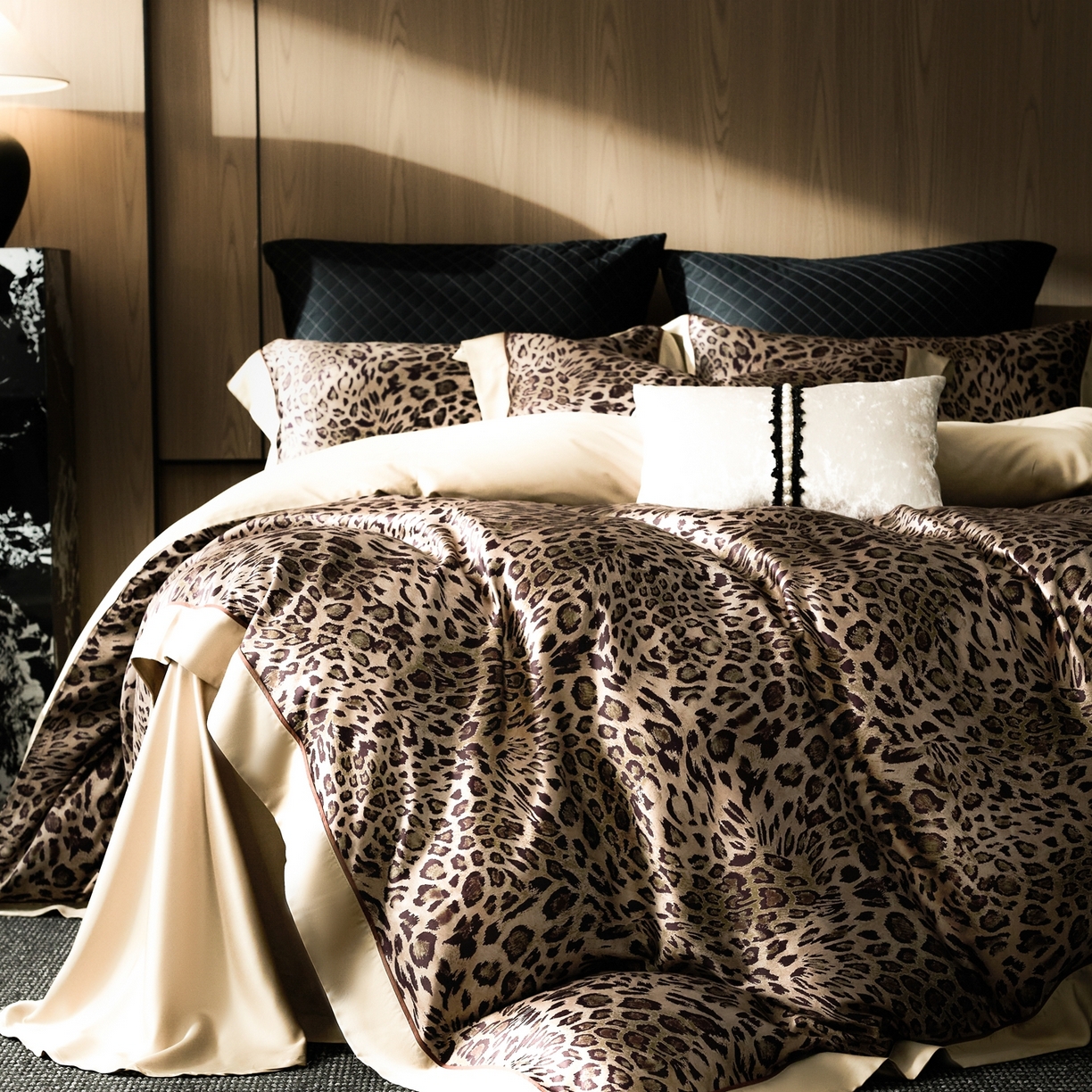 91家纺网 家纺一手货源 找家纺 娇逸家居 2026新款60s兰精天丝数码印花四件套 野趣咖