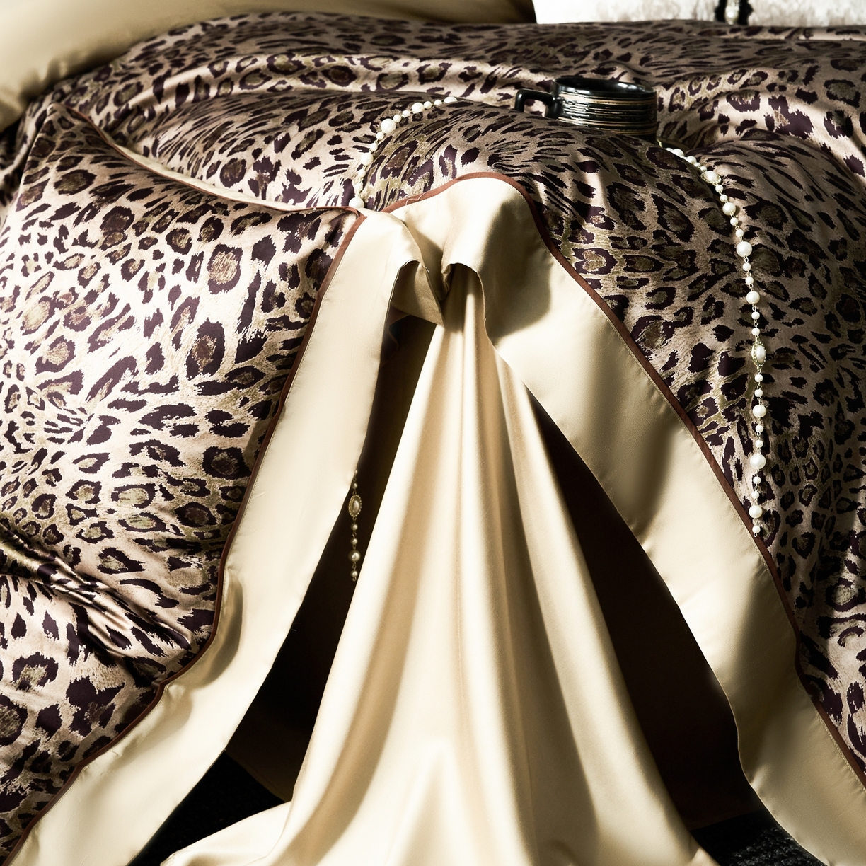 91家纺网 家纺一手货源 找家纺 娇逸家居 2026新款60s兰精天丝数码印花四件套 野趣咖