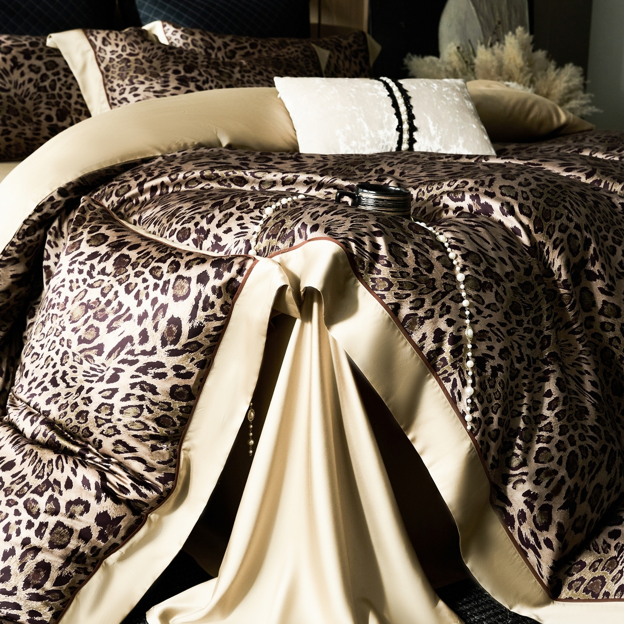 91家纺网 家纺一手货源 找家纺 娇逸家居 2026新款60s兰精天丝数码印花四件套 野趣咖