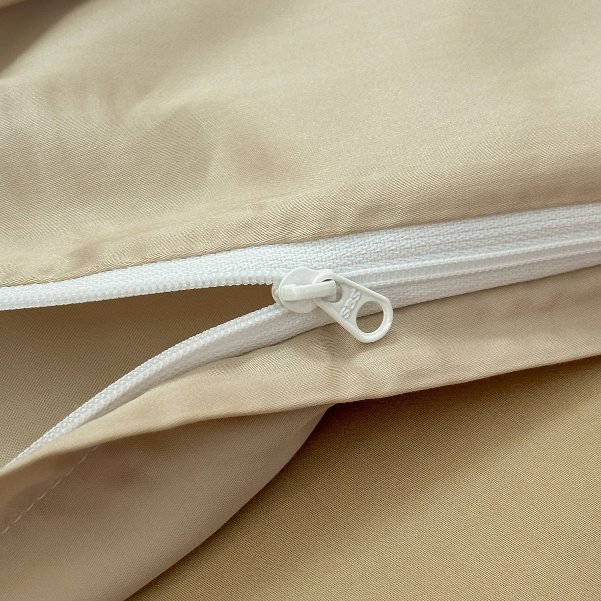 91家纺网 家纺一手货源 找家纺 娇逸家居 2026新款60s兰精天丝数码印花四件套 野趣-米