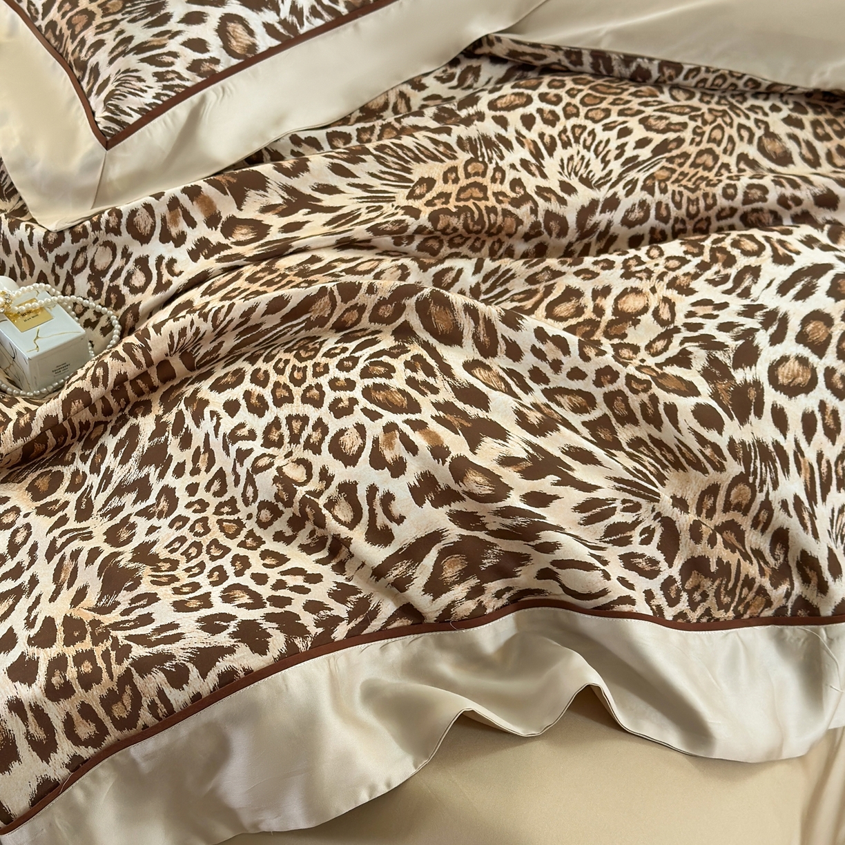 91家纺网 家纺一手货源 找家纺 娇逸家居 2026新款60s兰精天丝数码印花四件套 野趣-米