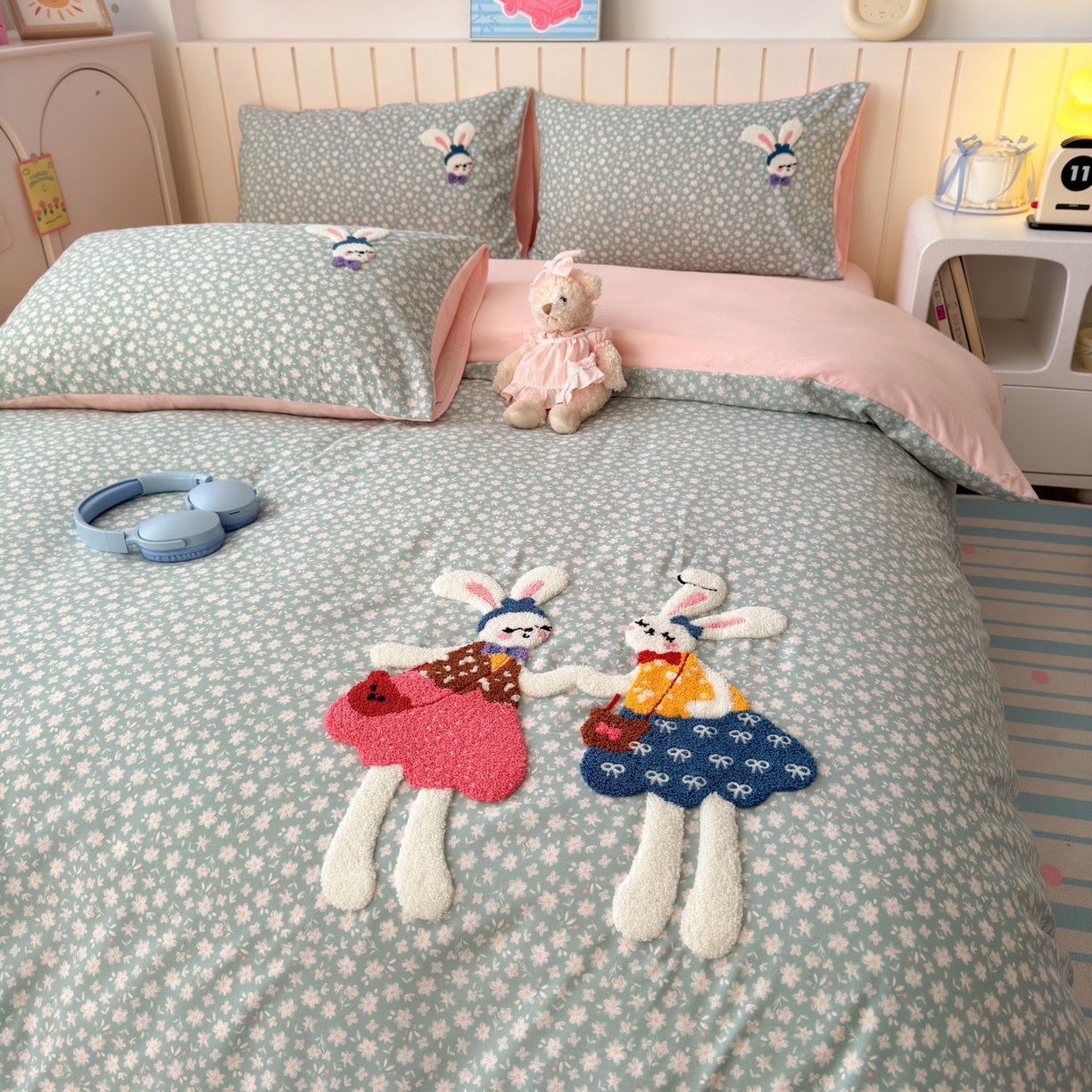 91家纺网 家纺一手货源 找家纺 欣宜家纺 2026新款云朵棉毛巾绣床上四件套卡通被套床单学生宿舍三件套 花园兔