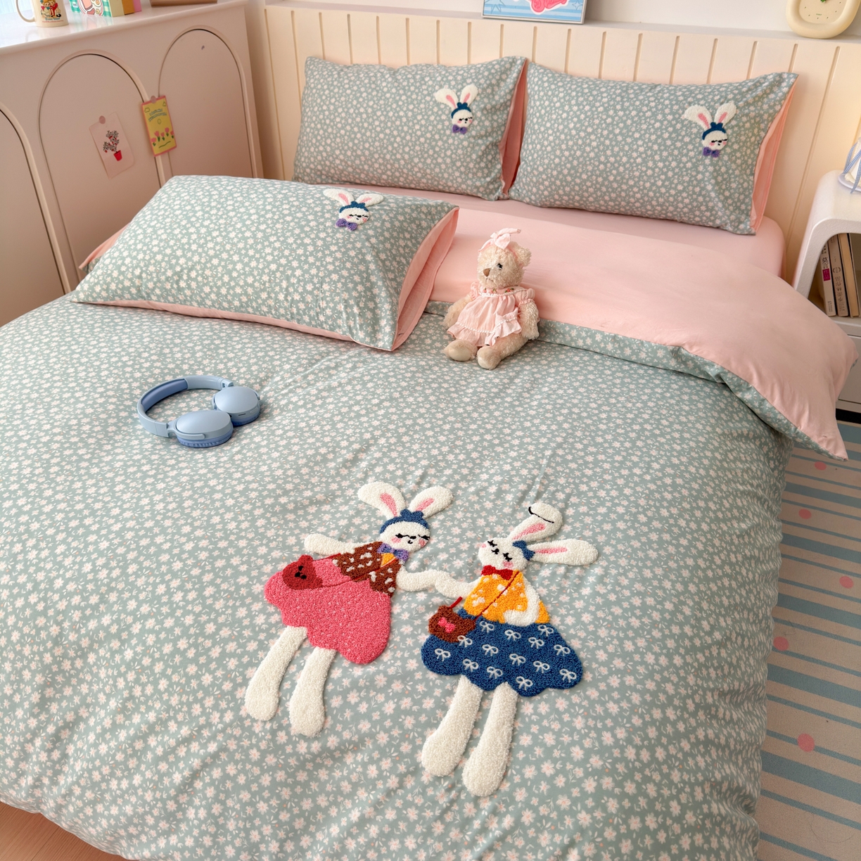 91家纺网 家纺一手货源 找家纺 欣宜家纺 2026新款云朵棉毛巾绣床上四件套卡通被套床单学生宿舍三件套 花园兔