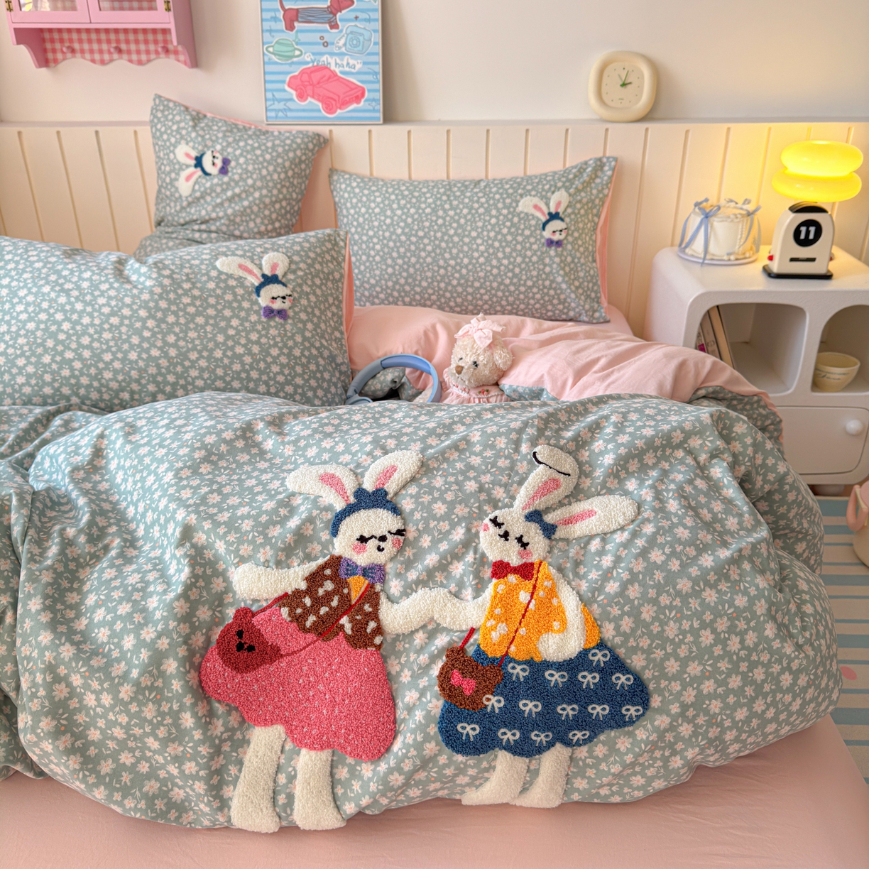 91家纺网 家纺一手货源 找家纺 欣宜家纺 2026新款云朵棉毛巾绣床上四件套卡通被套床单学生宿舍三件套 花园兔