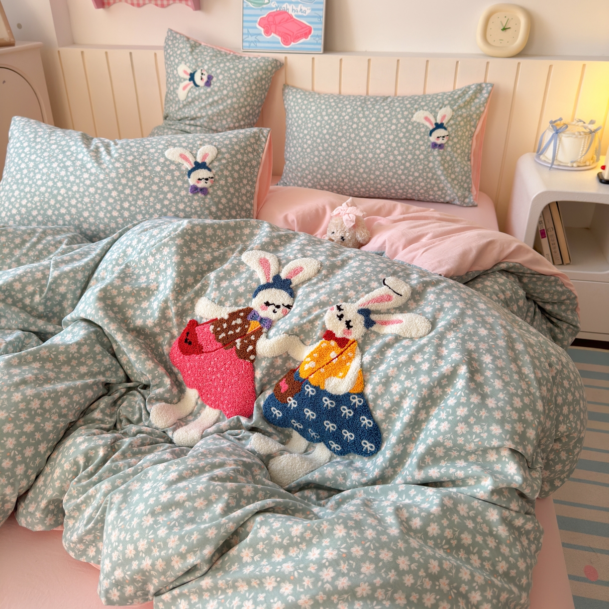 91家纺网 家纺一手货源 找家纺 欣宜家纺 2026新款云朵棉毛巾绣床上四件套卡通被套床单学生宿舍三件套 花园兔