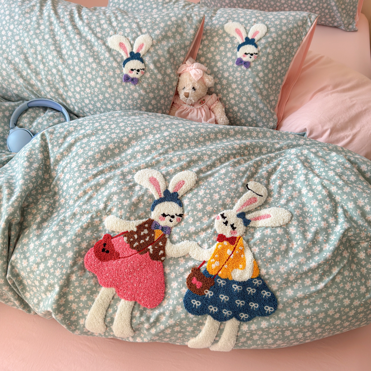 91家纺网 家纺一手货源 找家纺 欣宜家纺 2026新款云朵棉毛巾绣床上四件套卡通被套床单学生宿舍三件套 花园兔