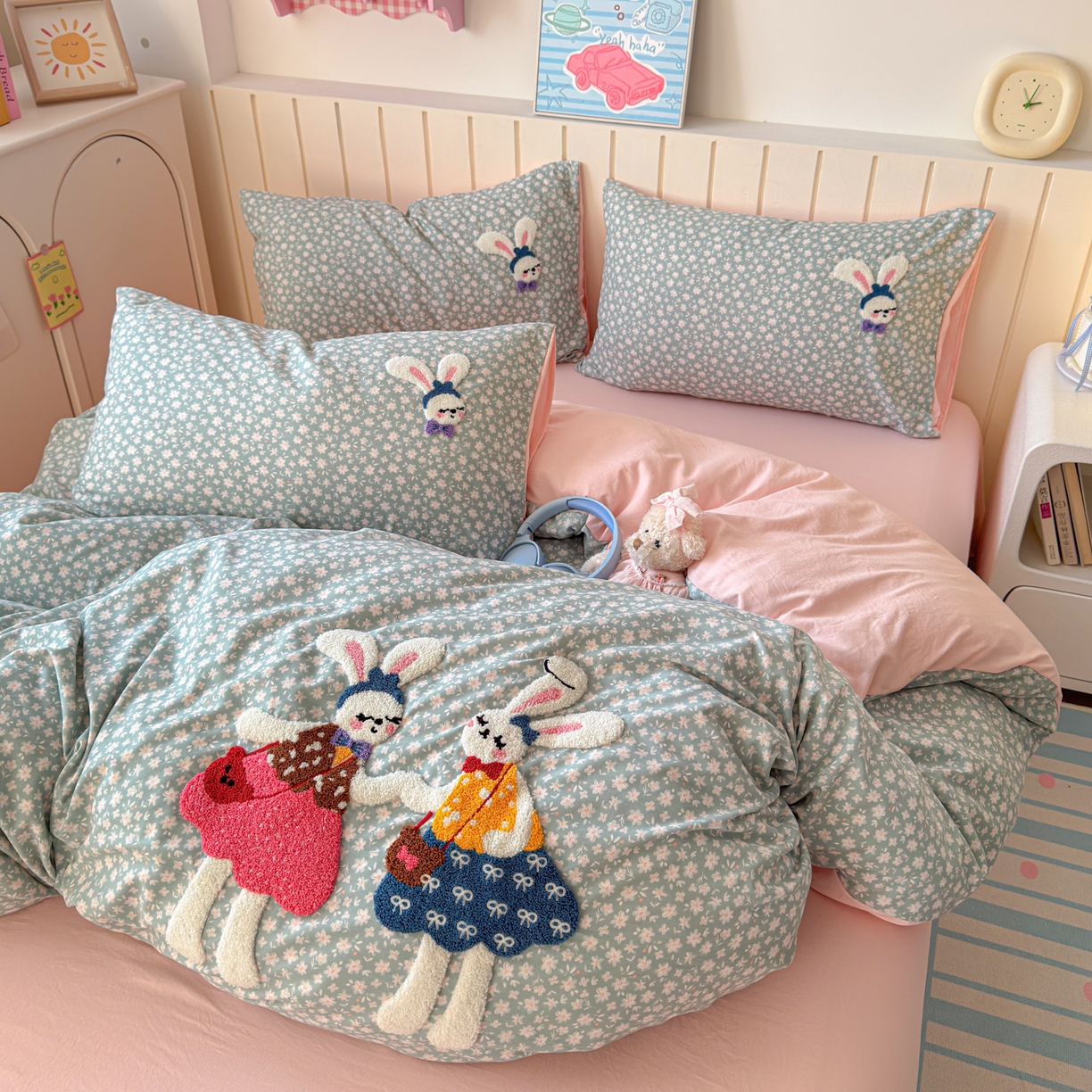 91家纺网 家纺一手货源 找家纺 欣宜家纺 2026新款云朵棉毛巾绣床上四件套卡通被套床单学生宿舍三件套 花园兔