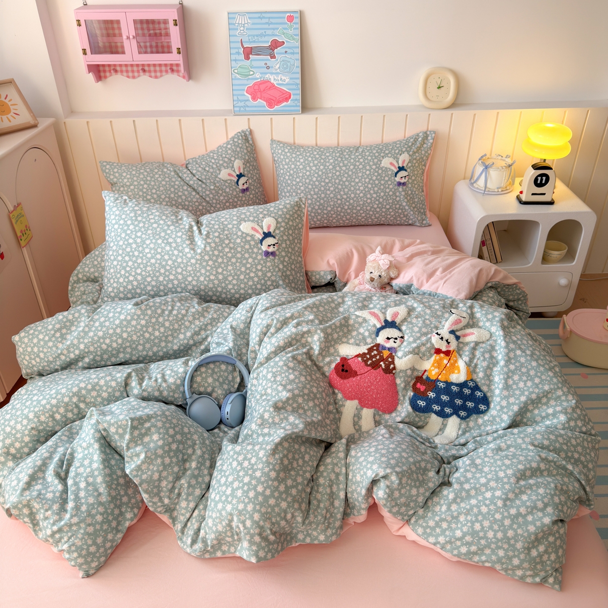 91家纺网 家纺一手货源 找家纺 欣宜家纺 2026新款云朵棉毛巾绣床上四件套卡通被套床单学生宿舍三件套 花园兔