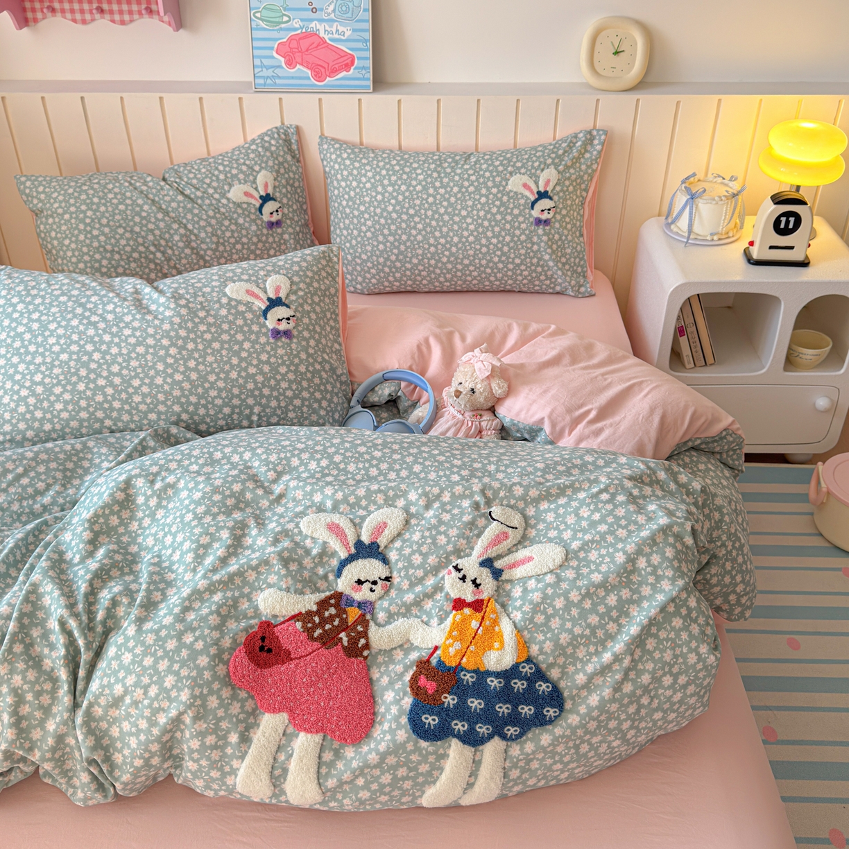 91家纺网 家纺一手货源 找家纺 欣宜家纺 2026新款云朵棉毛巾绣床上四件套卡通被套床单学生宿舍三件套 花园兔
