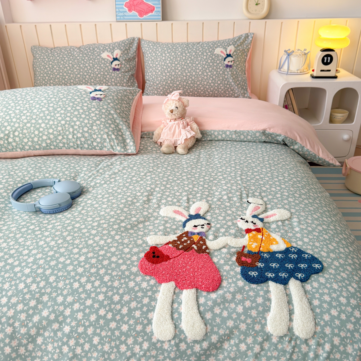 91家纺网 家纺一手货源 找家纺 欣宜家纺 2026新款云朵棉毛巾绣床上四件套卡通被套床单学生宿舍三件套 花园兔