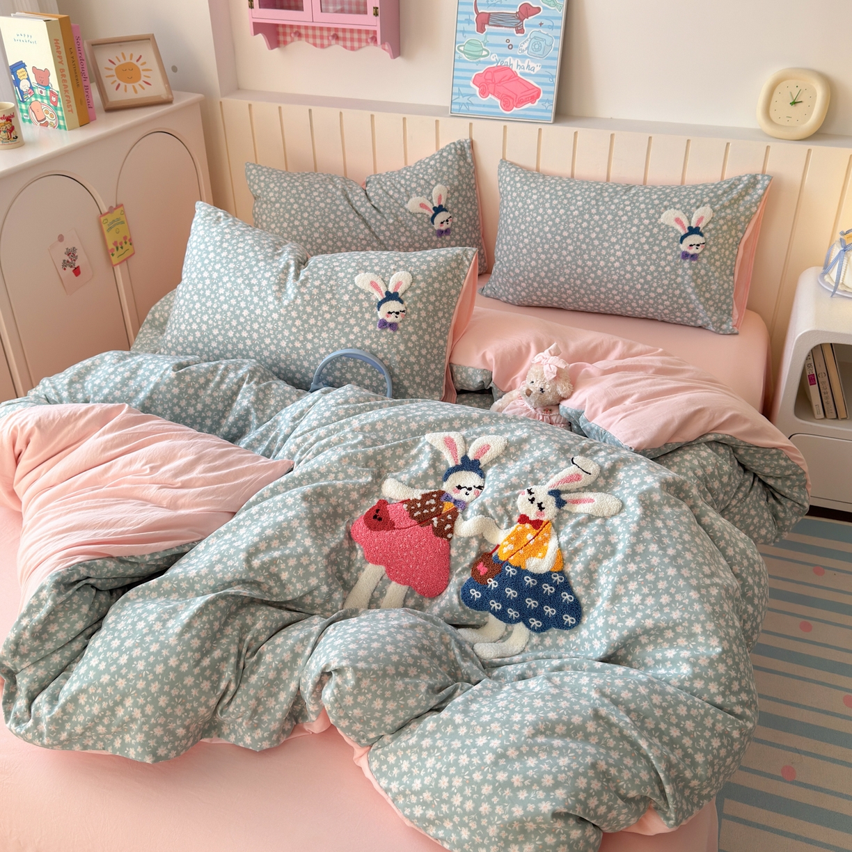 91家纺网 家纺一手货源 找家纺 欣宜家纺 2026新款云朵棉毛巾绣床上四件套卡通被套床单学生宿舍三件套 花园兔