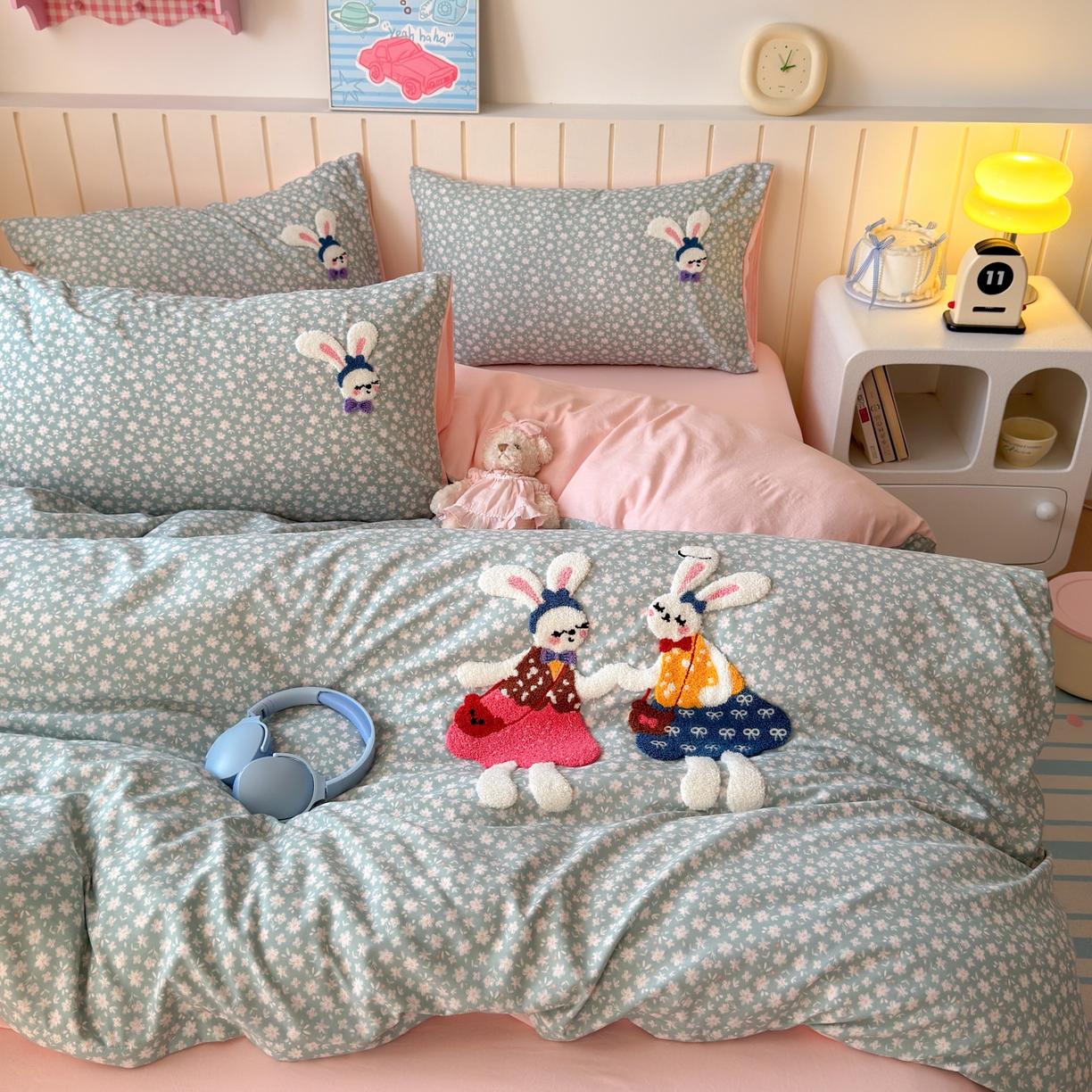 91家纺网 家纺一手货源 找家纺 欣宜家纺 2026新款云朵棉毛巾绣床上四件套卡通被套床单学生宿舍三件套 花园兔