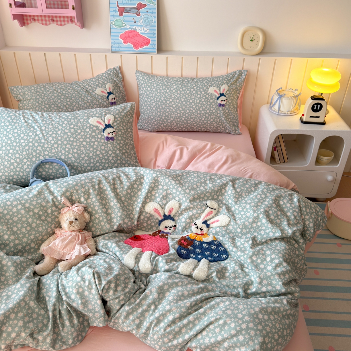 91家纺网 家纺一手货源 找家纺 欣宜家纺 2026新款云朵棉毛巾绣床上四件套卡通被套床单学生宿舍三件套 花园兔