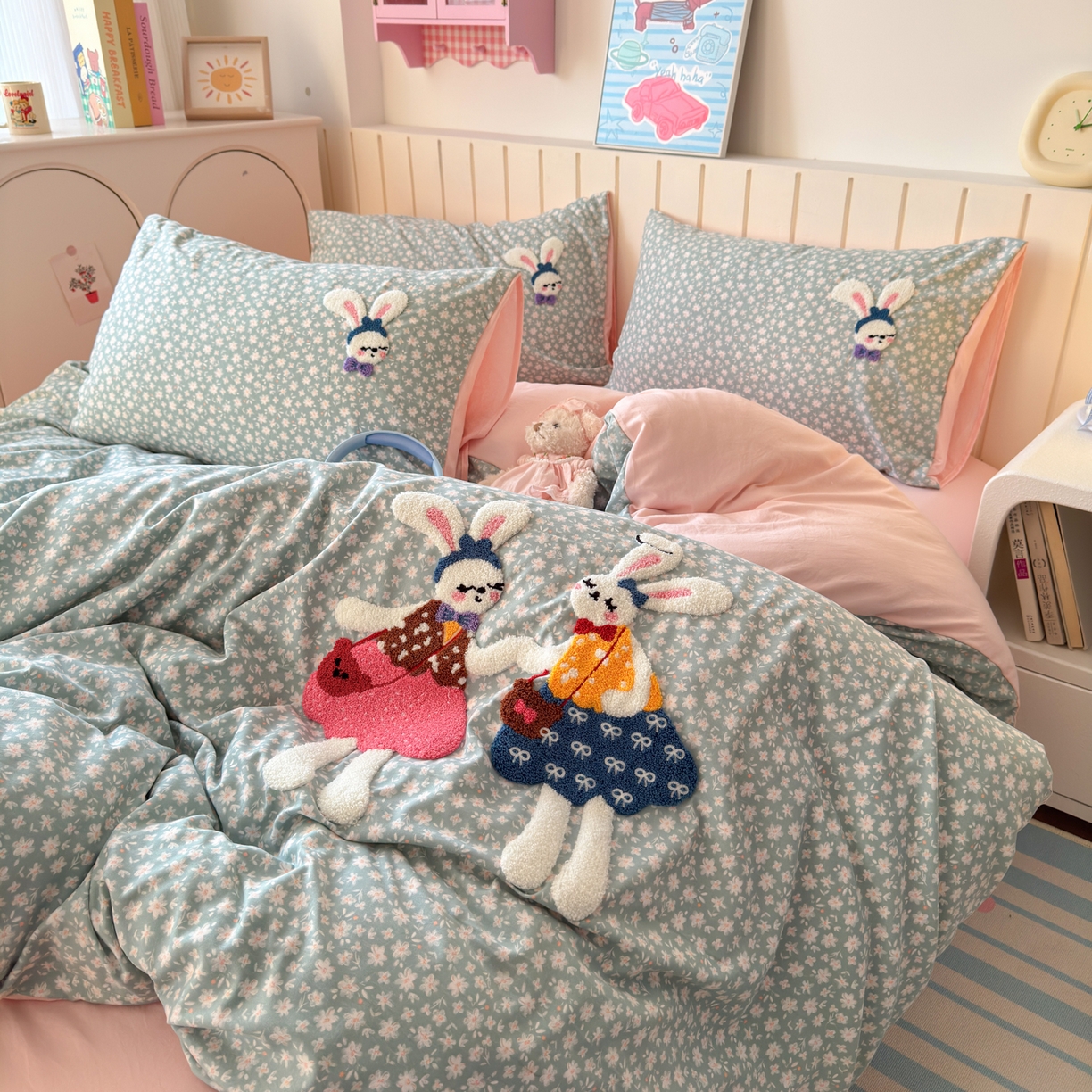 91家纺网 家纺一手货源 找家纺 欣宜家纺 2026新款云朵棉毛巾绣床上四件套卡通被套床单学生宿舍三件套 花园兔