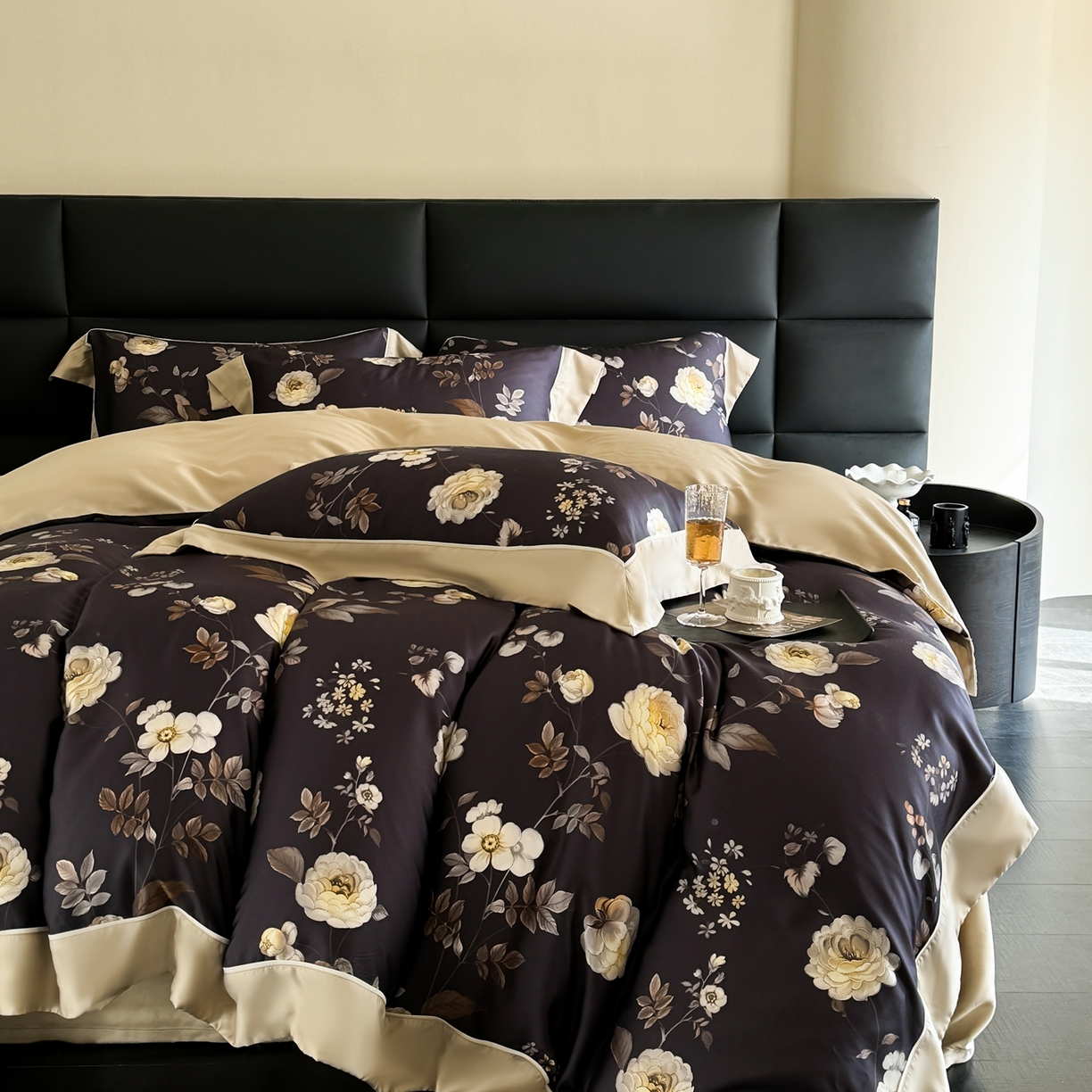 91家纺网 家纺一手货源 找家纺 娇逸家居 2026新款60s兰精天丝数码印花四件套 烛悦-黑