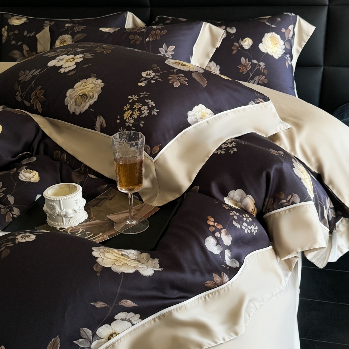 91家纺网 家纺一手货源 找家纺 娇逸家居 2026新款60s兰精天丝数码印花四件套 烛悦-黑