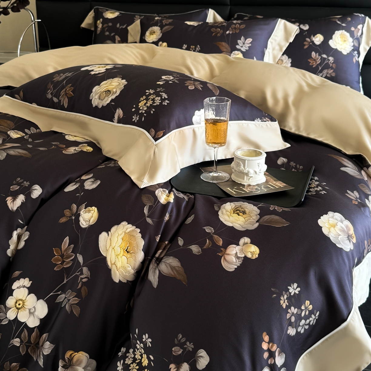 91家纺网 家纺一手货源 找家纺 娇逸家居 2026新款60s兰精天丝数码印花四件套 烛悦-黑