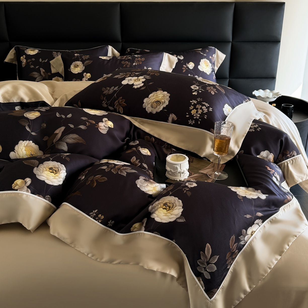 91家纺网 家纺一手货源 找家纺 娇逸家居 2026新款60s兰精天丝数码印花四件套 烛悦-黑