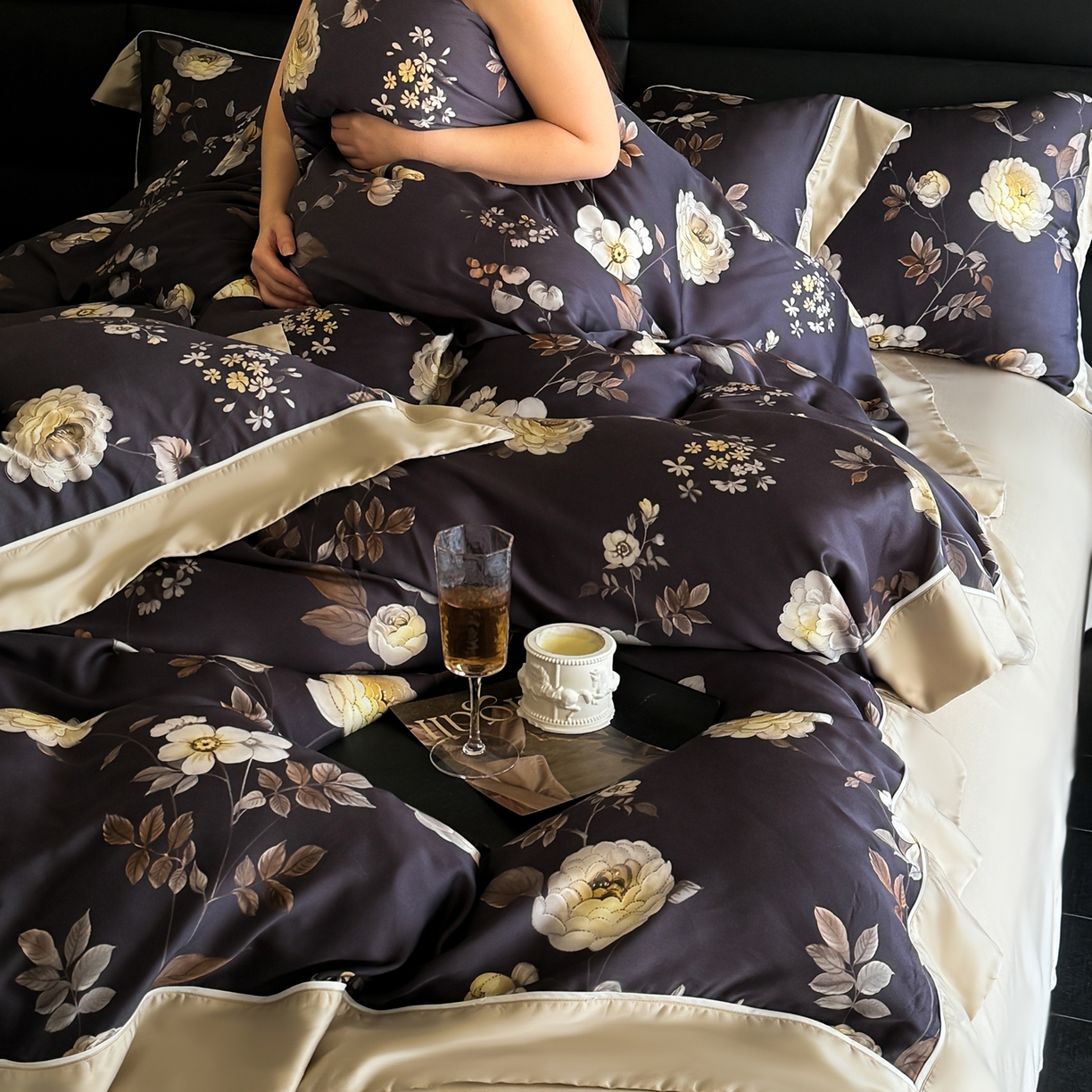 91家纺网 家纺一手货源 找家纺 娇逸家居 2026新款60s兰精天丝数码印花四件套 烛悦-黑