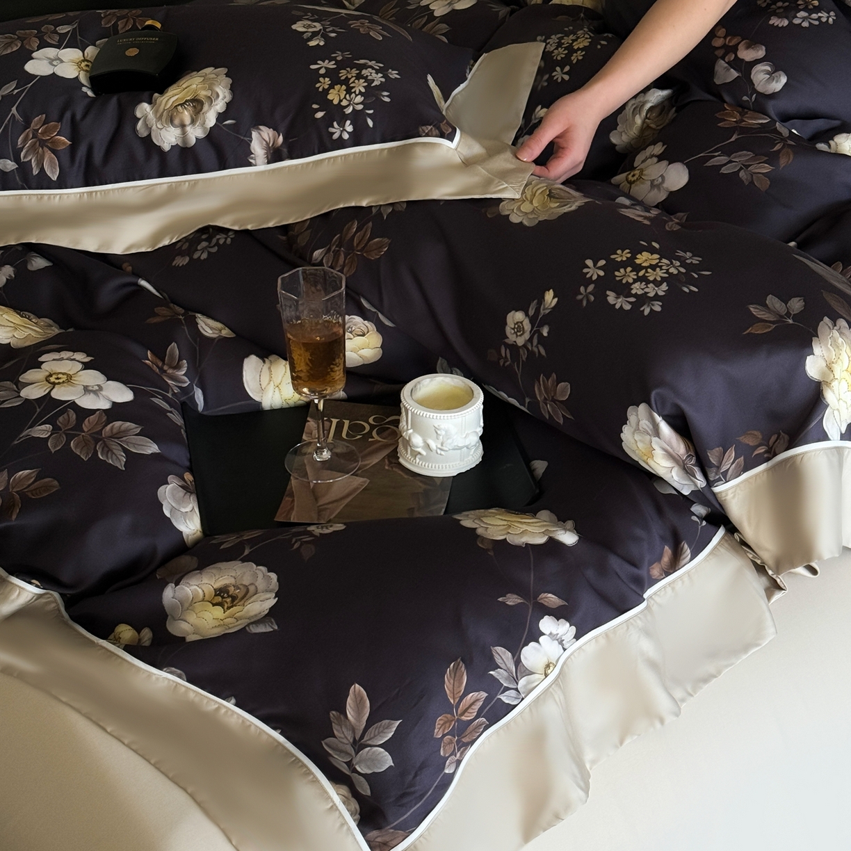 91家纺网 家纺一手货源 找家纺 娇逸家居 2026新款60s兰精天丝数码印花四件套 烛悦-黑