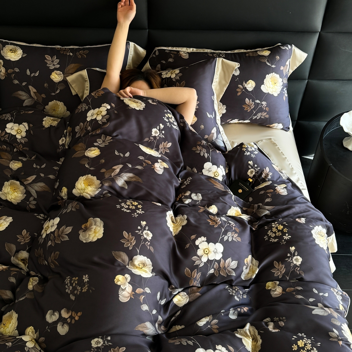 91家纺网 家纺一手货源 找家纺 娇逸家居 2026新款60s兰精天丝数码印花四件套 烛悦-黑