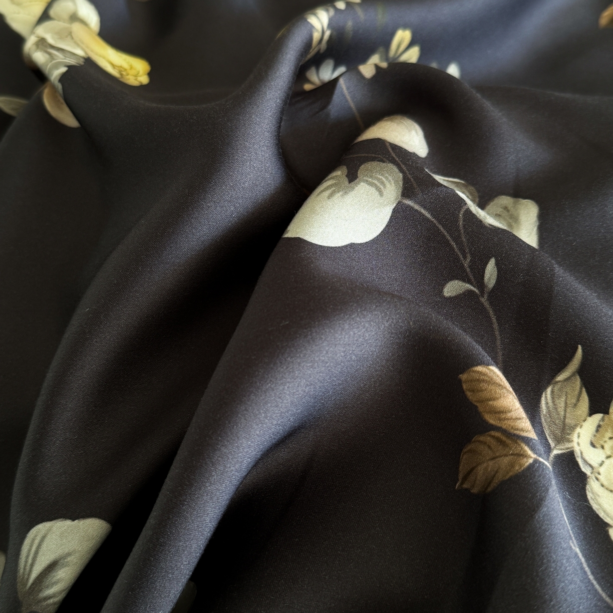 91家纺网 家纺一手货源 找家纺 娇逸家居 2026新款60s兰精天丝数码印花四件套 烛悦-黑