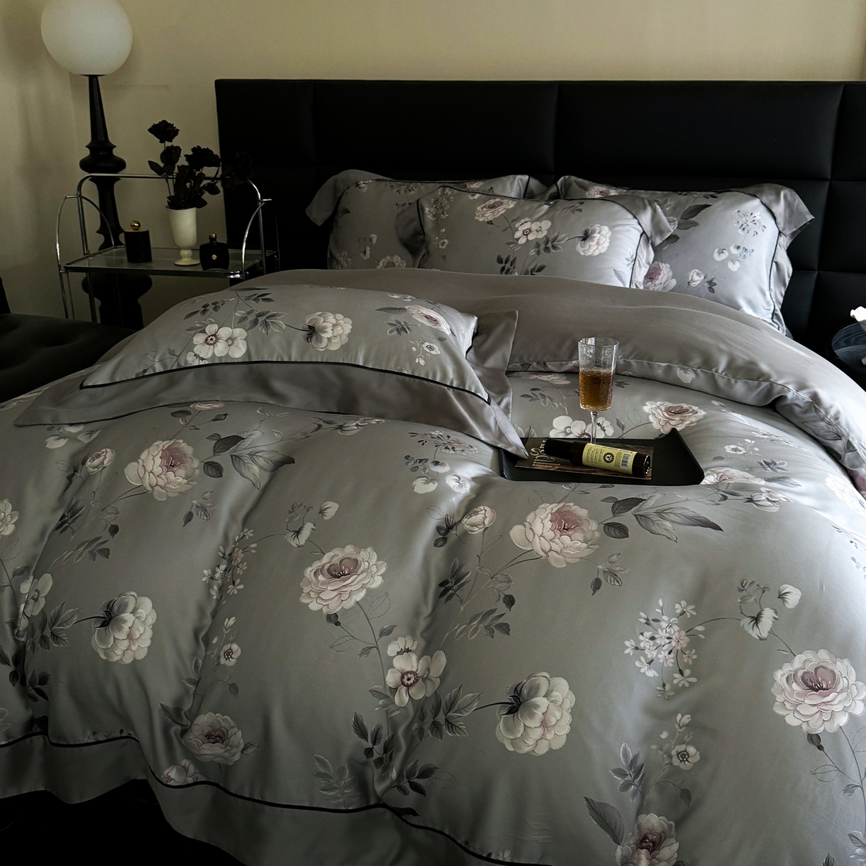 91家纺网 家纺一手货源 找家纺 娇逸家居 2026新款60s兰精天丝数码印花四件套 烛悦-灰