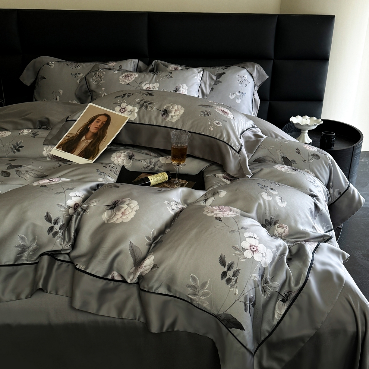 91家纺网 家纺一手货源 找家纺 娇逸家居 2026新款60s兰精天丝数码印花四件套 烛悦-灰