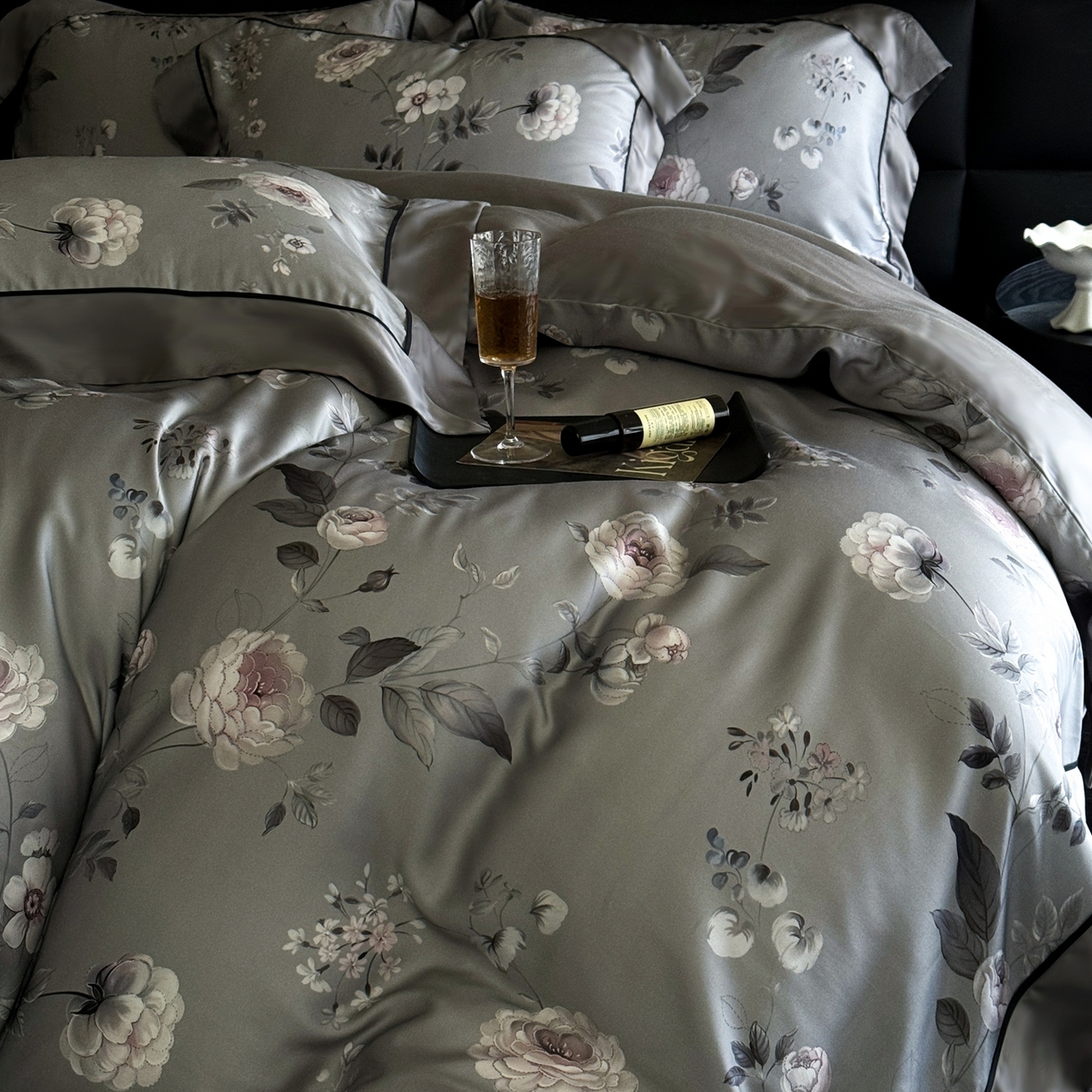 91家纺网 家纺一手货源 找家纺 娇逸家居 2026新款60s兰精天丝数码印花四件套 烛悦-灰