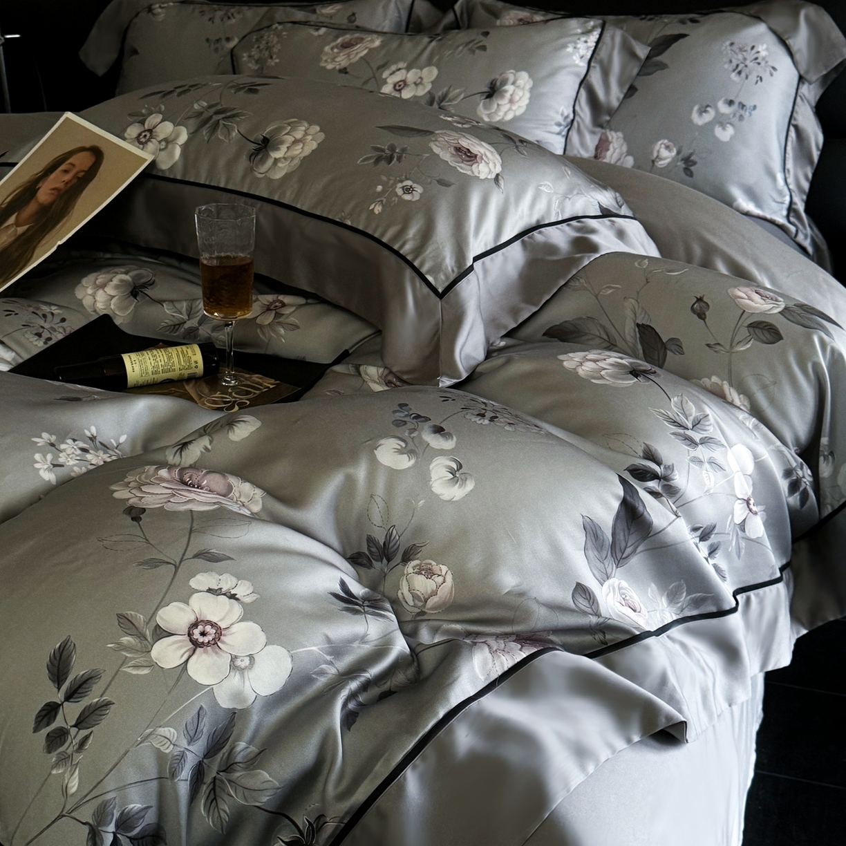 91家纺网 家纺一手货源 找家纺 娇逸家居 2026新款60s兰精天丝数码印花四件套 烛悦-灰