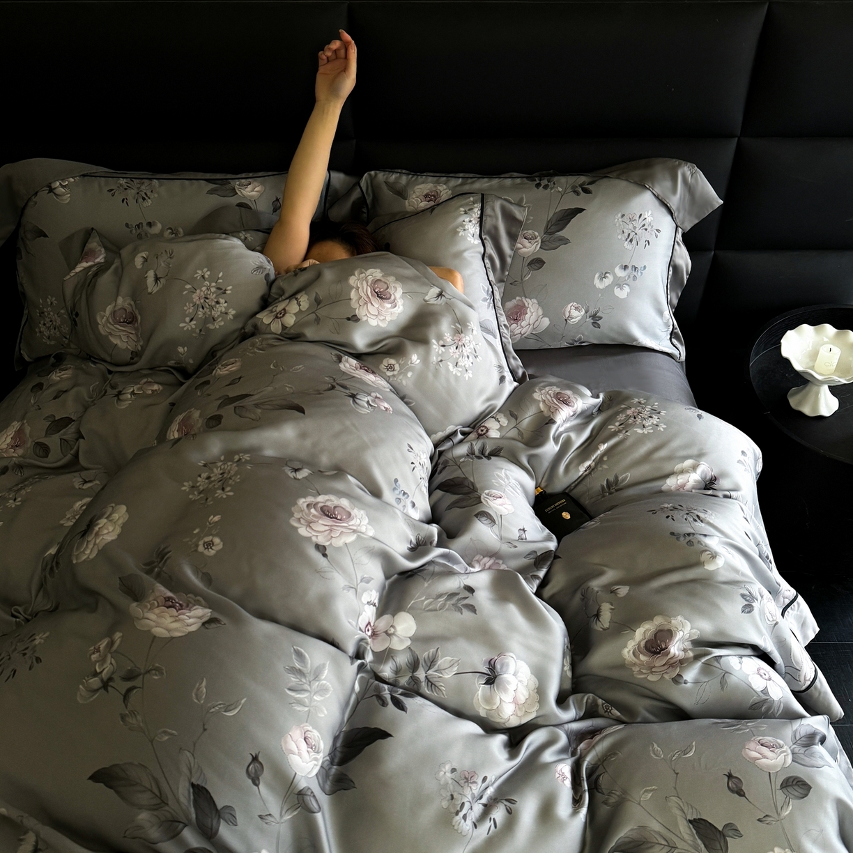 91家纺网 家纺一手货源 找家纺 娇逸家居 2026新款60s兰精天丝数码印花四件套 烛悦-灰