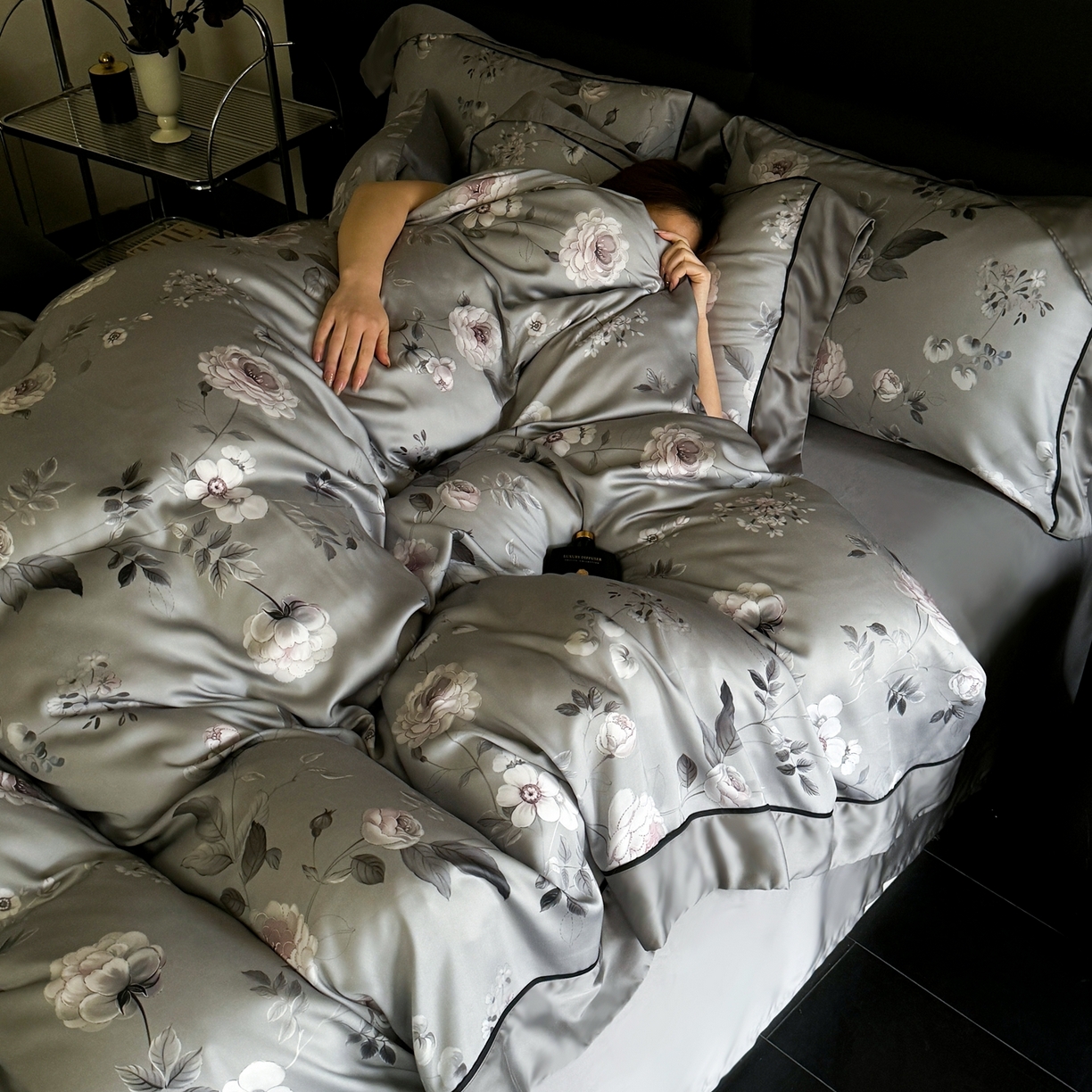 91家纺网 家纺一手货源 找家纺 娇逸家居 2026新款60s兰精天丝数码印花四件套 烛悦-灰