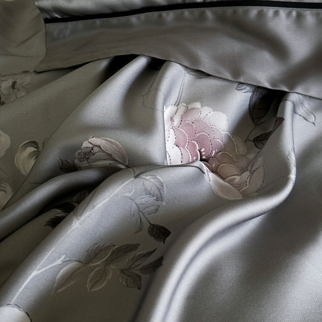 91家纺网 家纺一手货源 找家纺 娇逸家居 2026新款60s兰精天丝数码印花四件套 烛悦-灰