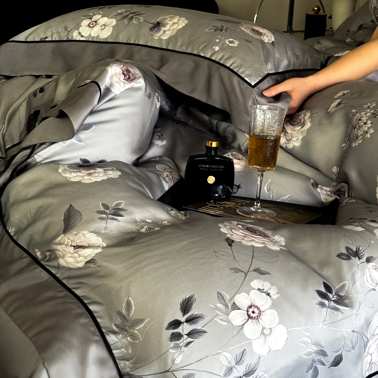 91家纺网 家纺一手货源 找家纺 娇逸家居 2026新款60s兰精天丝数码印花四件套 烛悦-灰