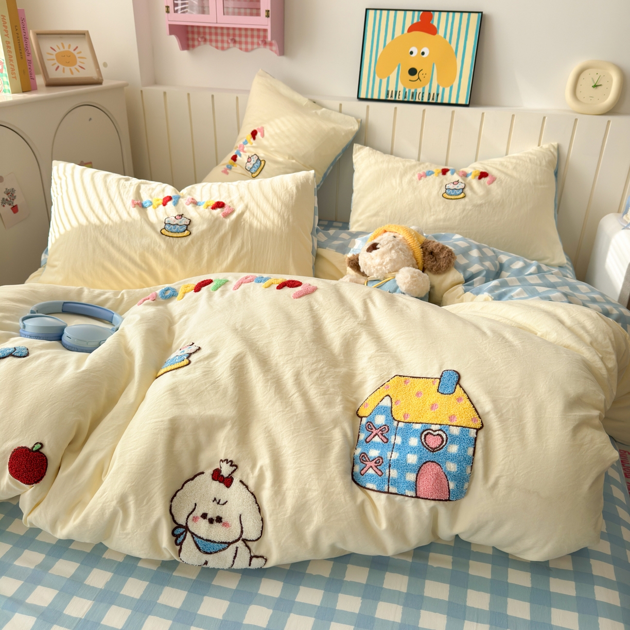 91家纺网 家纺一手货源 找家纺 欣宜家纺 2026新款云朵棉毛巾绣床上四件套卡通被套床单学生宿舍三件套 快乐小狗