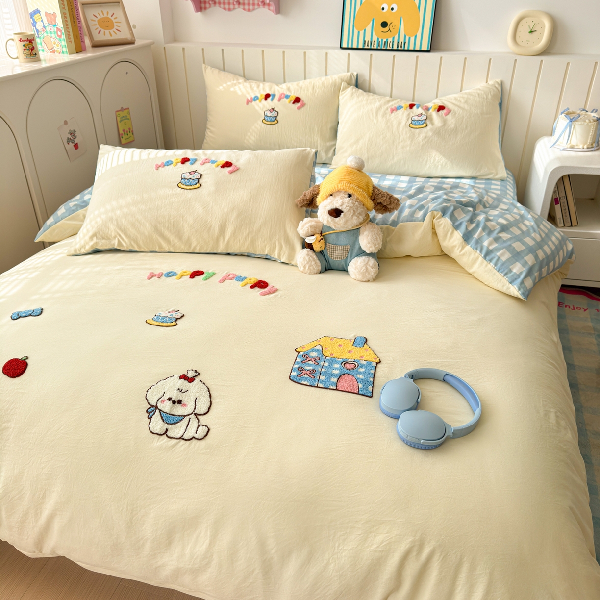 91家纺网 家纺一手货源 找家纺 欣宜家纺 2026新款云朵棉毛巾绣床上四件套卡通被套床单学生宿舍三件套 快乐小狗