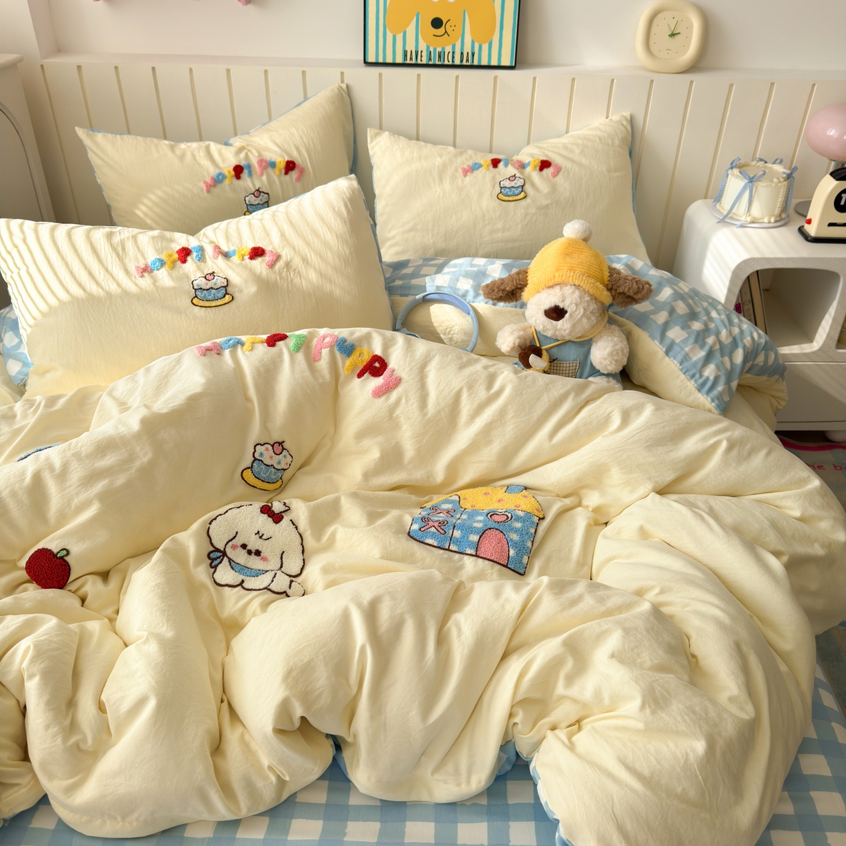 91家纺网 家纺一手货源 找家纺 欣宜家纺 2026新款云朵棉毛巾绣床上四件套卡通被套床单学生宿舍三件套 快乐小狗