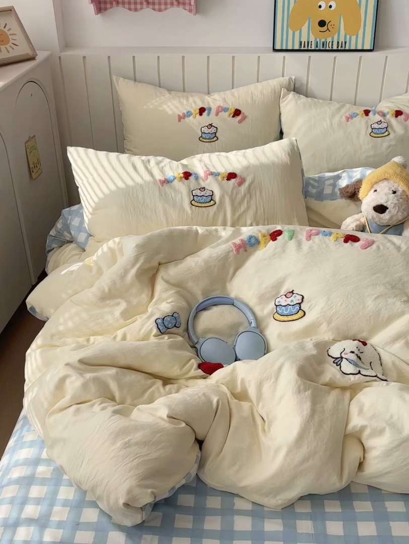 91家纺网 家纺一手货源 找家纺 欣宜家纺 2026新款云朵棉毛巾绣床上四件套卡通被套床单学生宿舍三件套 快乐小狗