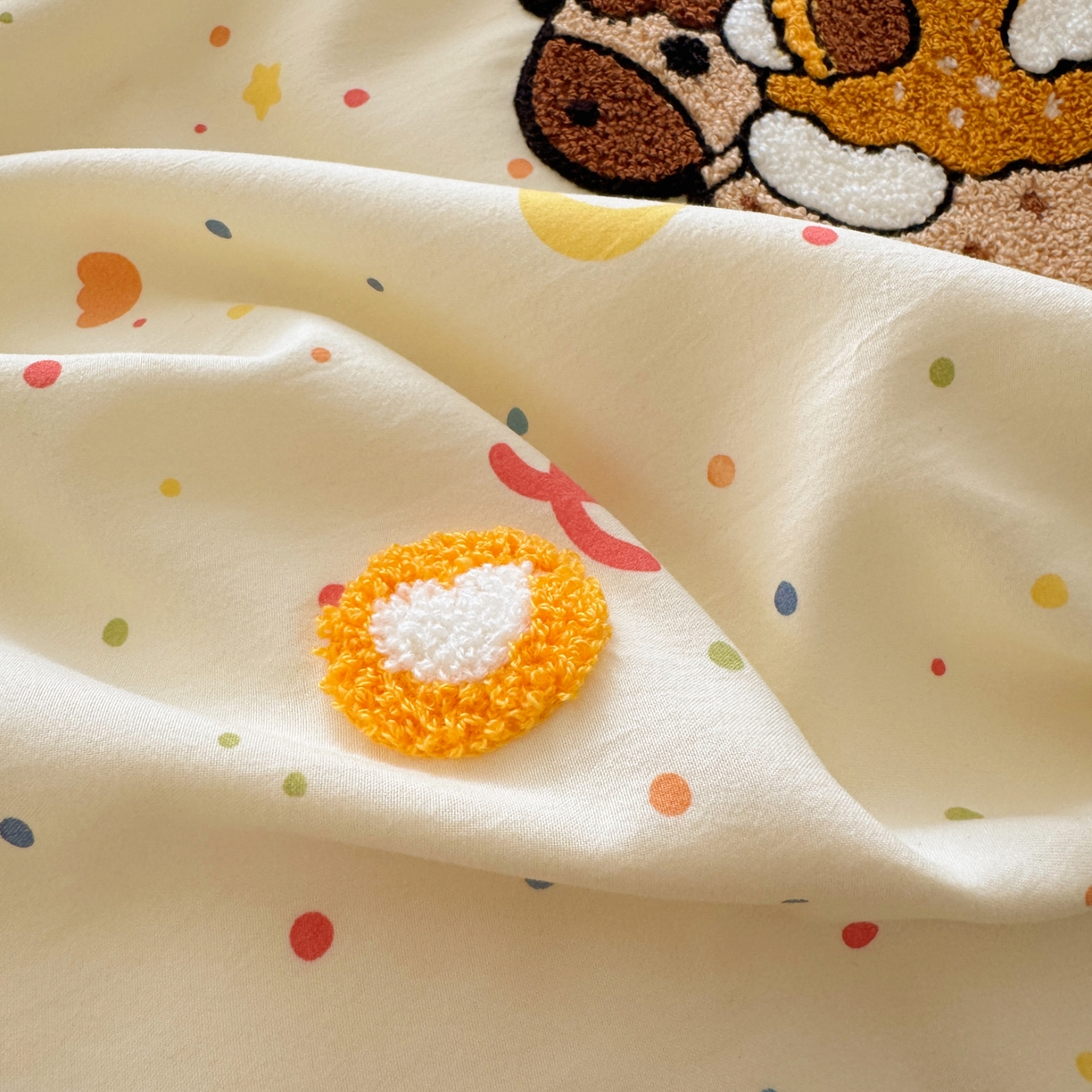 91家纺网 家纺一手货源 找家纺 欣宜家纺 2026新款云朵棉毛巾绣床上四件套卡通被套床单学生宿舍三件套 木马猫