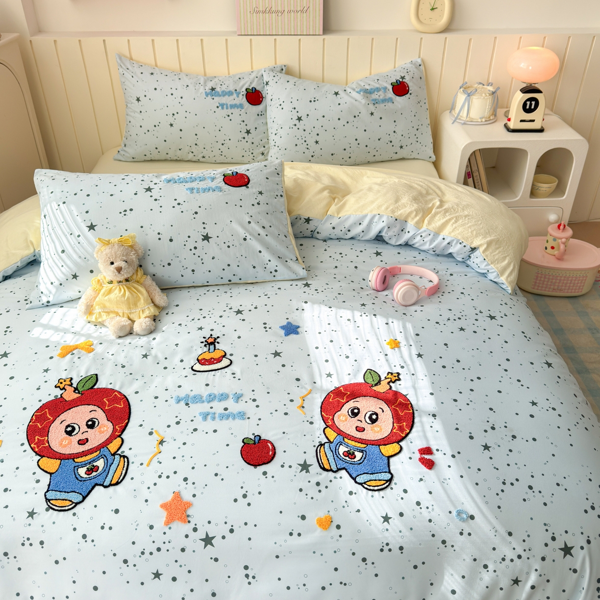 91家纺网 家纺一手货源 找家纺 欣宜家纺 2026新款云朵棉毛巾绣床上四件套卡通被套床单学生宿舍三件套 苹果小星
