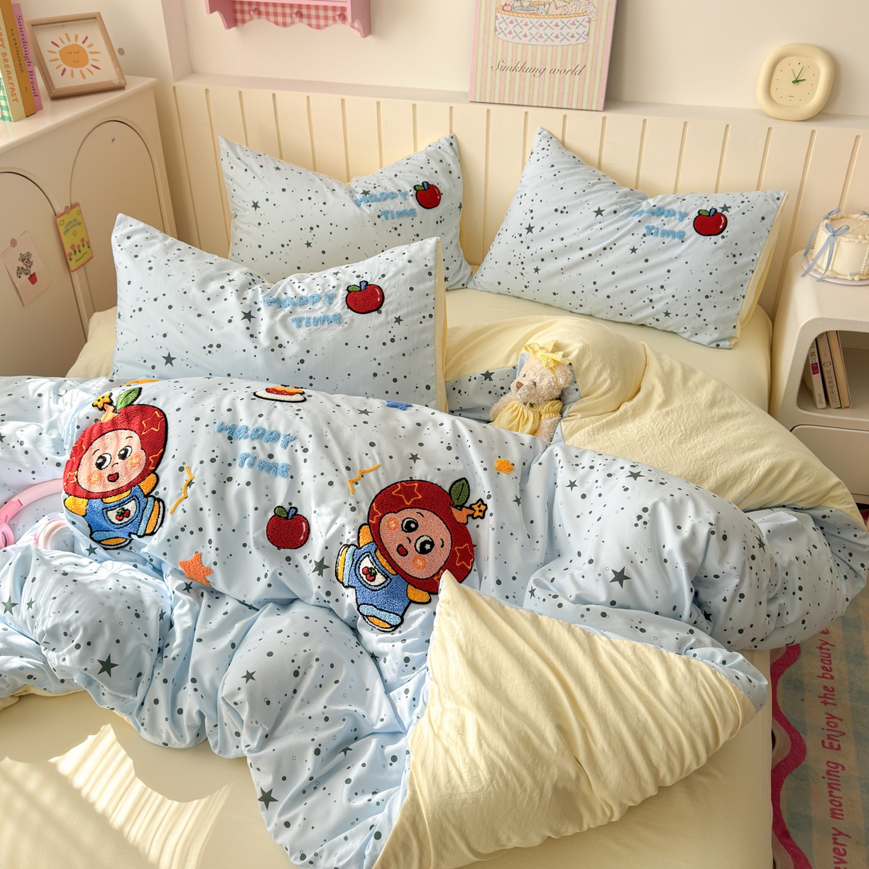 91家纺网 家纺一手货源 找家纺 欣宜家纺 2026新款云朵棉毛巾绣床上四件套卡通被套床单学生宿舍三件套 苹果小星