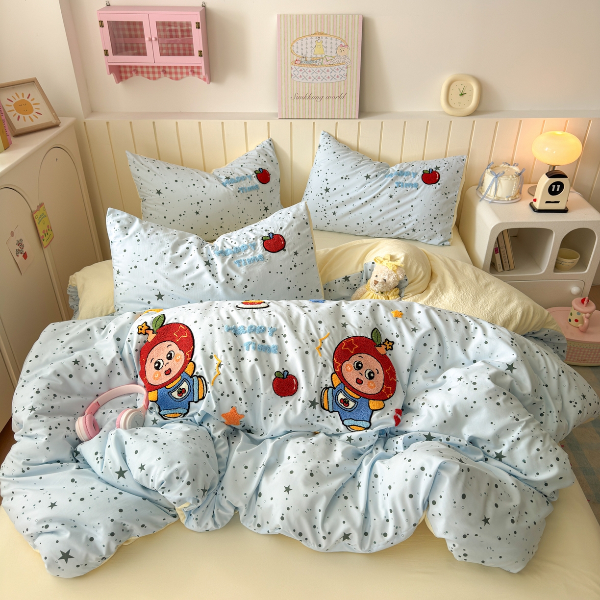 91家纺网 家纺一手货源 找家纺 欣宜家纺 2026新款云朵棉毛巾绣床上四件套卡通被套床单学生宿舍三件套 苹果小星