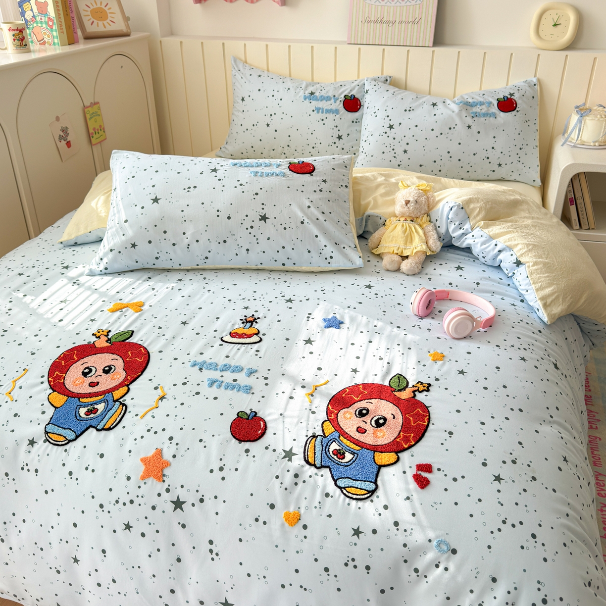 91家纺网 家纺一手货源 找家纺 欣宜家纺 2026新款云朵棉毛巾绣床上四件套卡通被套床单学生宿舍三件套 苹果小星