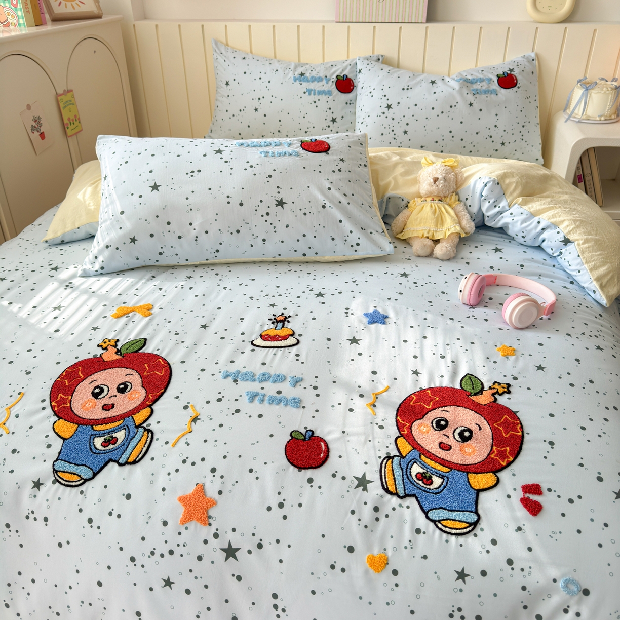 91家纺网 家纺一手货源 找家纺 欣宜家纺 2026新款云朵棉毛巾绣床上四件套卡通被套床单学生宿舍三件套 苹果小星