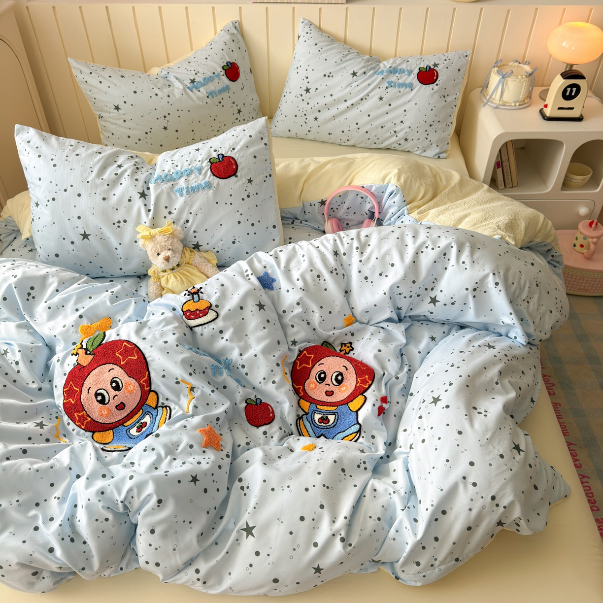 91家纺网 家纺一手货源 找家纺 欣宜家纺 2026新款云朵棉毛巾绣床上四件套卡通被套床单学生宿舍三件套 苹果小星