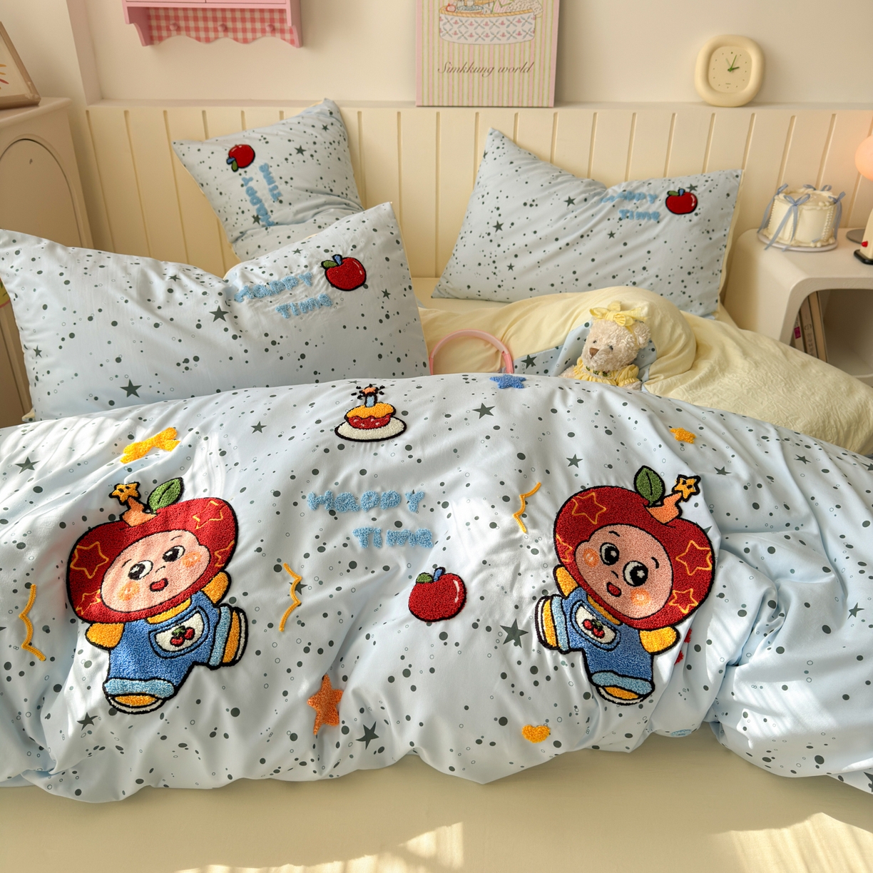 91家纺网 家纺一手货源 找家纺 欣宜家纺 2026新款云朵棉毛巾绣床上四件套卡通被套床单学生宿舍三件套 苹果小星
