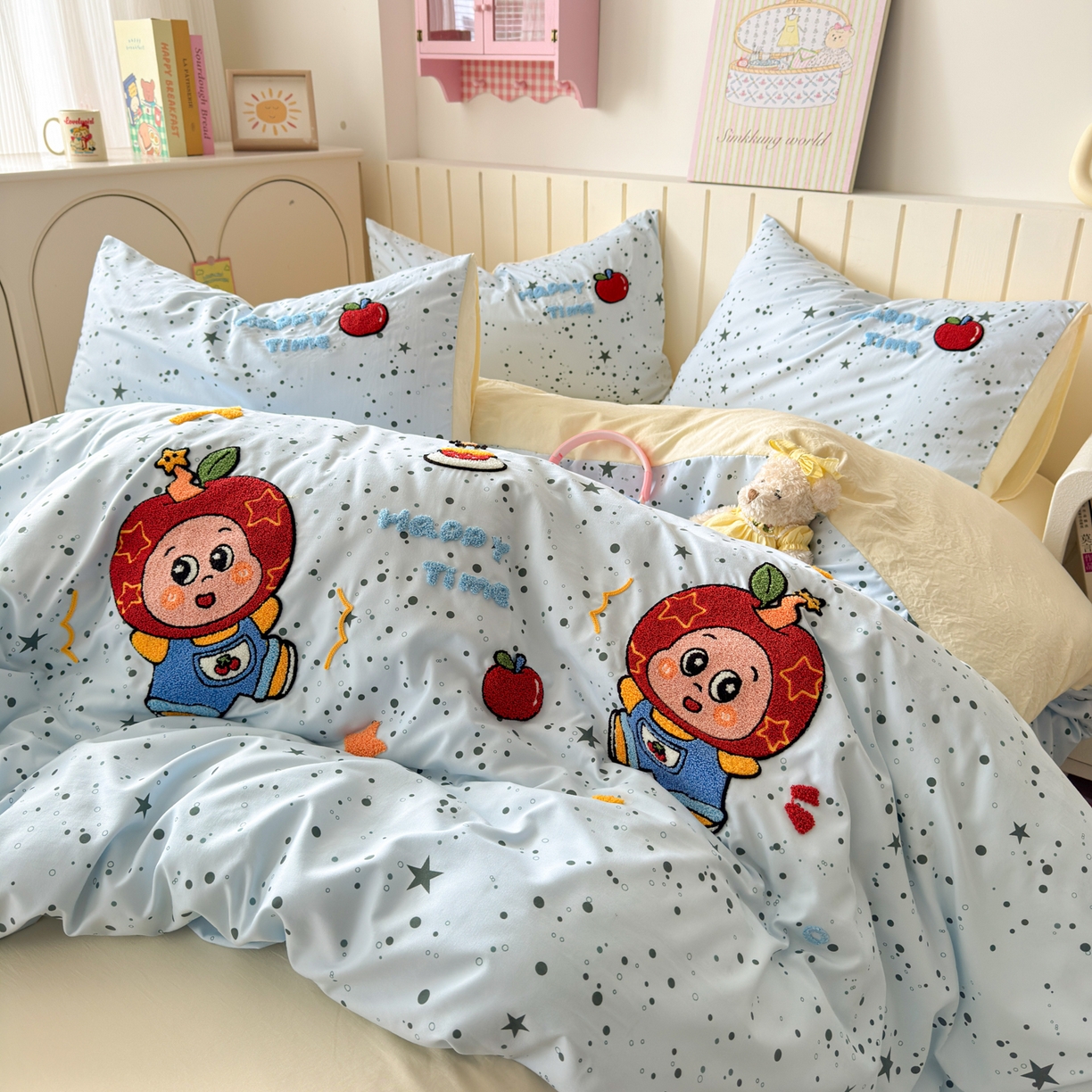 91家纺网 家纺一手货源 找家纺 欣宜家纺 2026新款云朵棉毛巾绣床上四件套卡通被套床单学生宿舍三件套 苹果小星