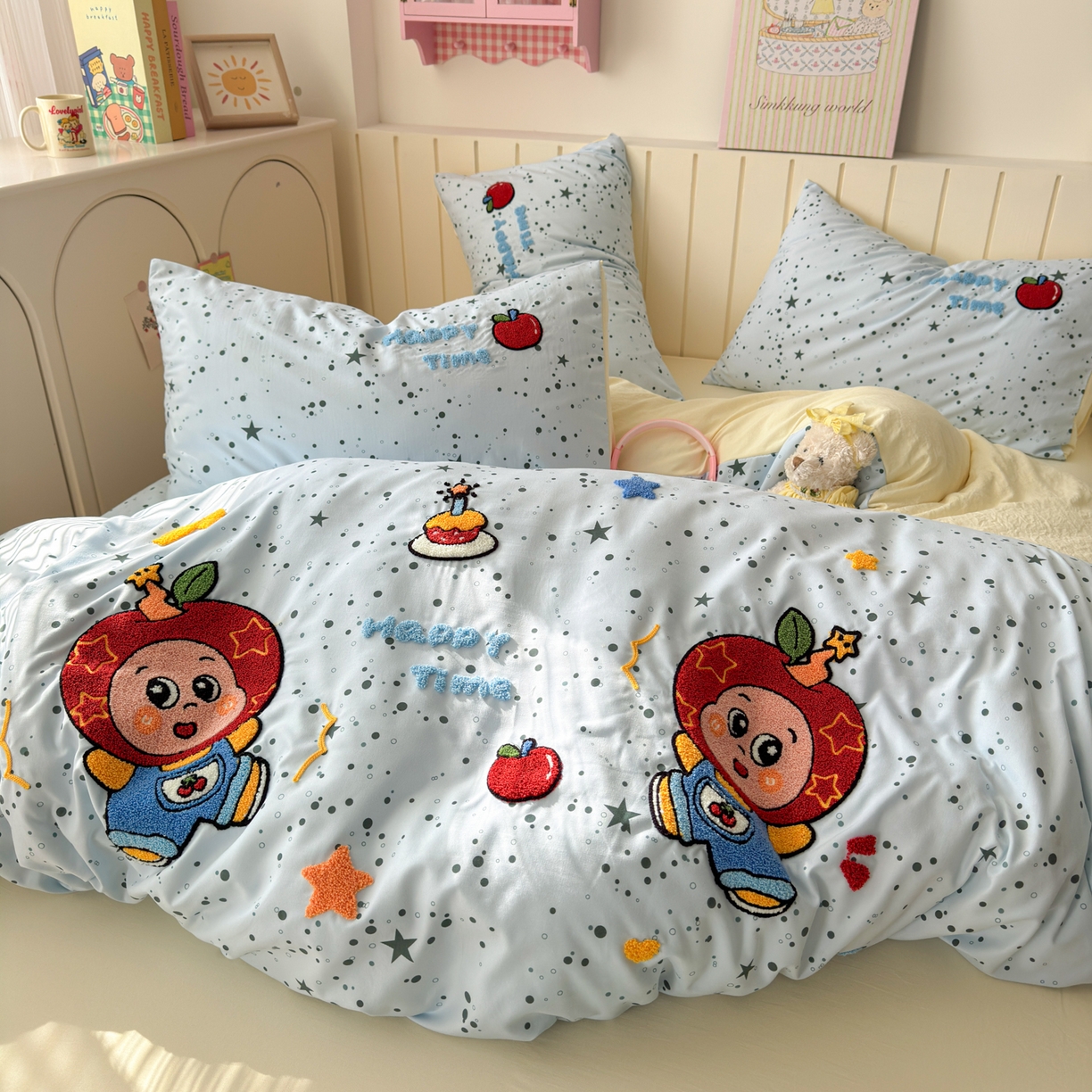 91家纺网 家纺一手货源 找家纺 欣宜家纺 2026新款云朵棉毛巾绣床上四件套卡通被套床单学生宿舍三件套 苹果小星