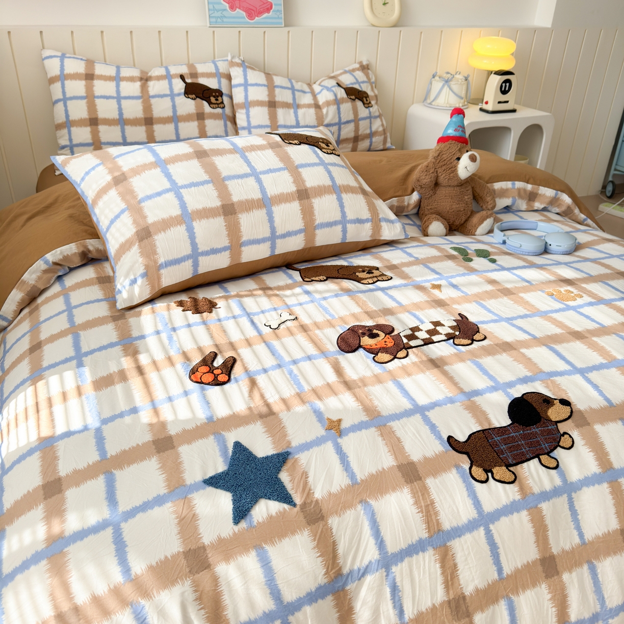 91家纺网 家纺一手货源 找家纺 欣宜家纺 2026新款云朵棉毛巾绣床上四件套卡通被套床单学生宿舍三件套 小狗汪汪