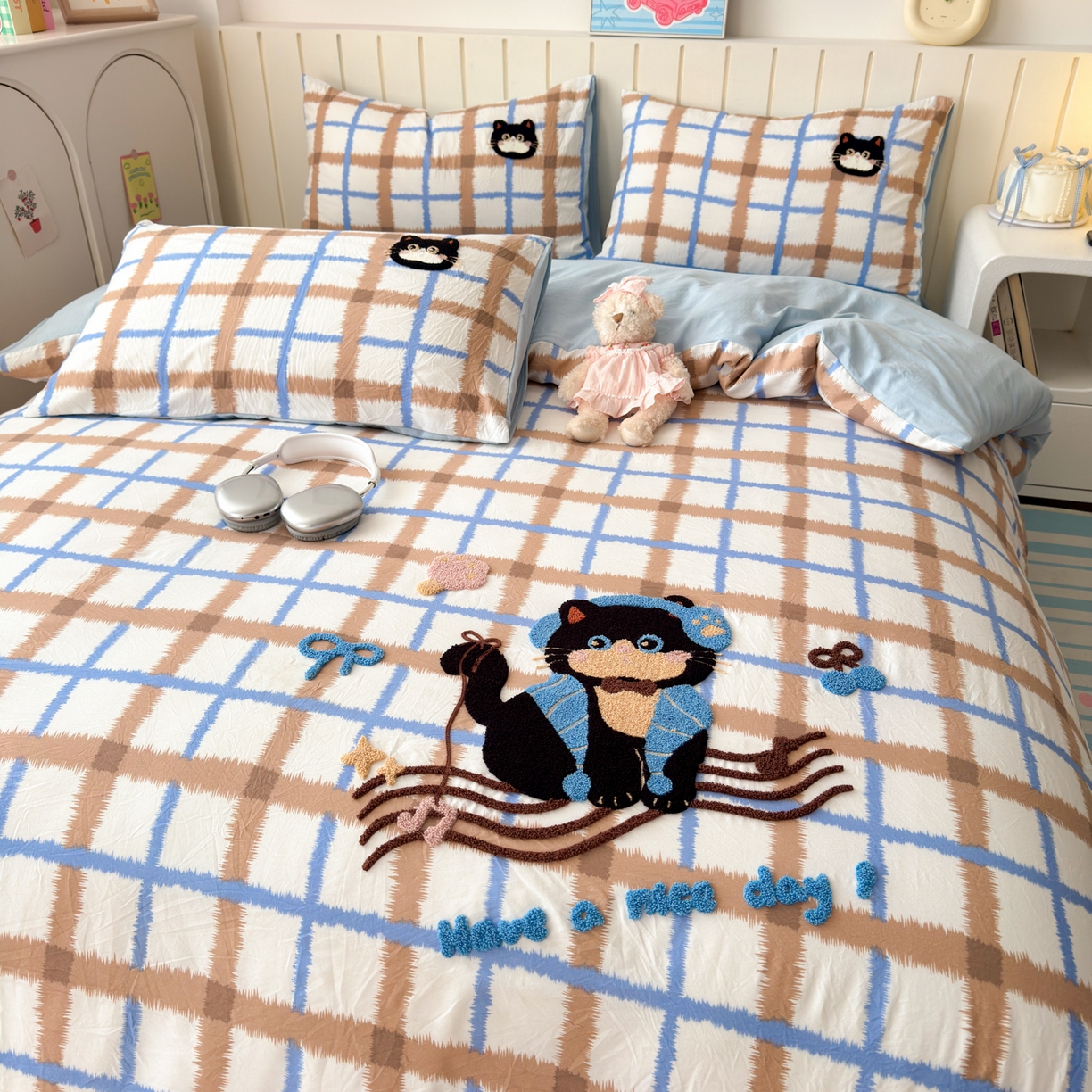 91家纺网 家纺一手货源 找家纺 欣宜家纺 2026新款云朵棉毛巾绣床上四件套卡通被套床单学生宿舍三件套 音乐小猫